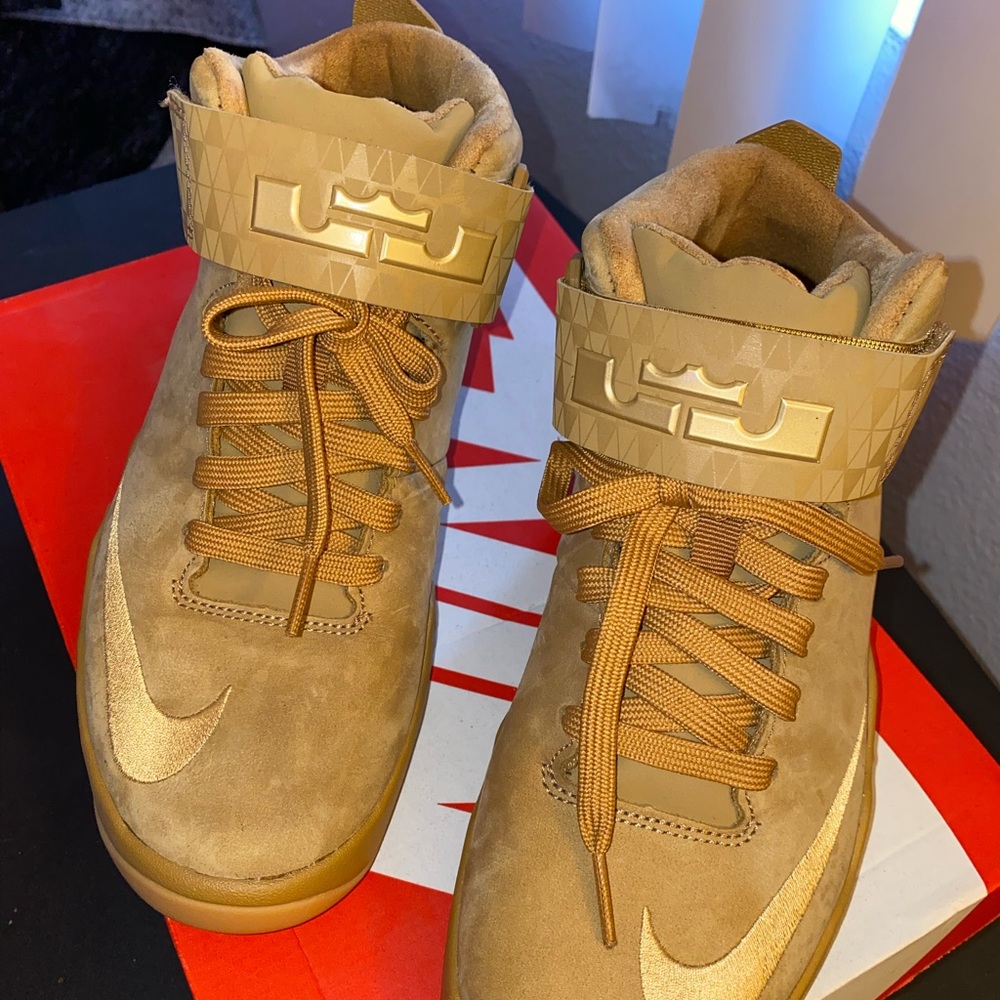 nike air akronitr AS (GS) - wheat/metallic gold basketball shoes